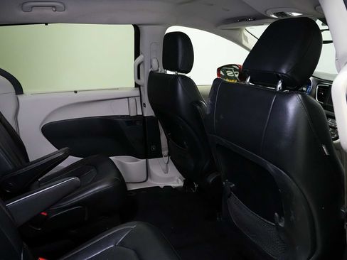 Used 2020 Chrysler Pacifica Touring-L FWD image 19