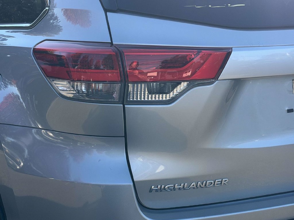 Used 2017 Toyota Highlander XLE AWD/4WD image 11