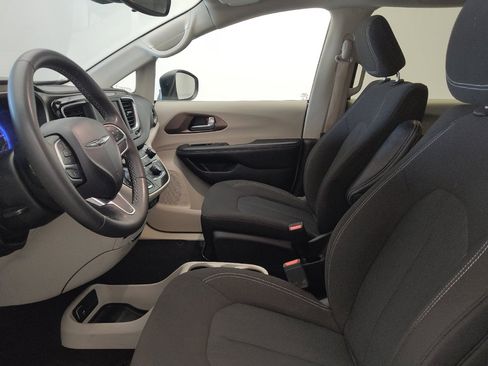 Used 2023 Chrysler Voyager LX FWD image 17