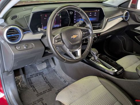 Used 2025 Chevrolet Trax LT w/ LT Convenience Package FWD image 14