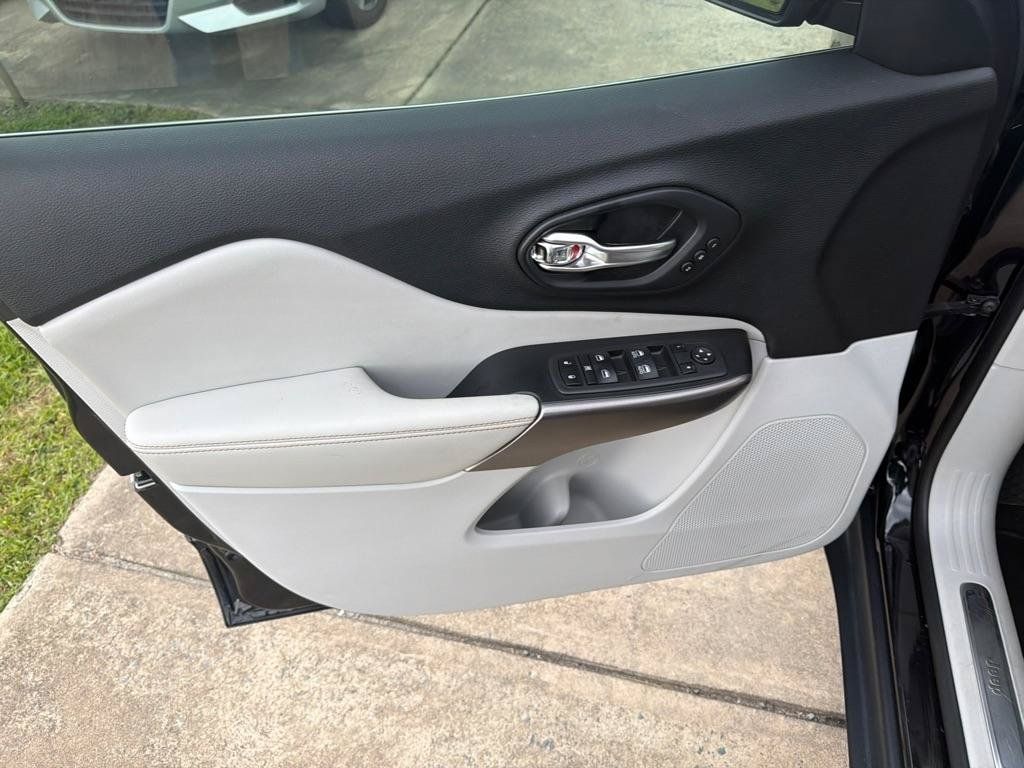 Used 2019 Jeep Cherokee Limited FWD image 31