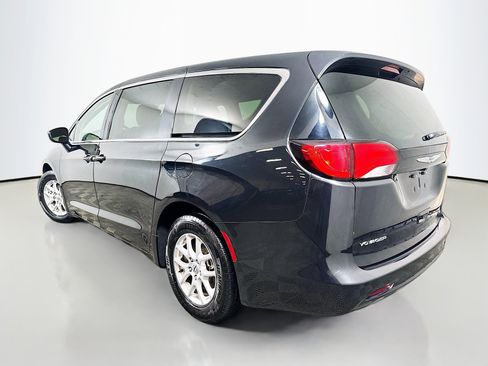 Used 2023 Chrysler Voyager LX image 5