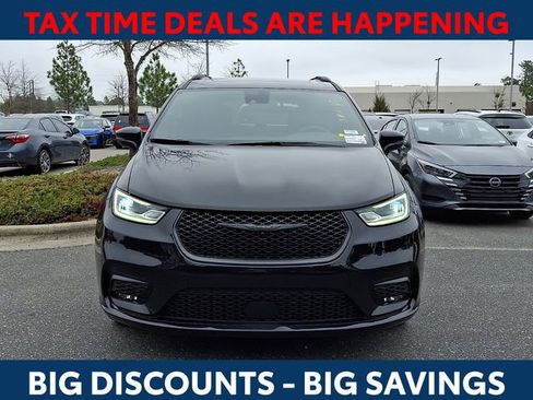 Used 2025 Chrysler Pacifica Limited image 3