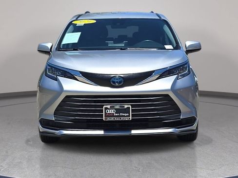 Used 2021 Toyota Sienna LE FWD image 3