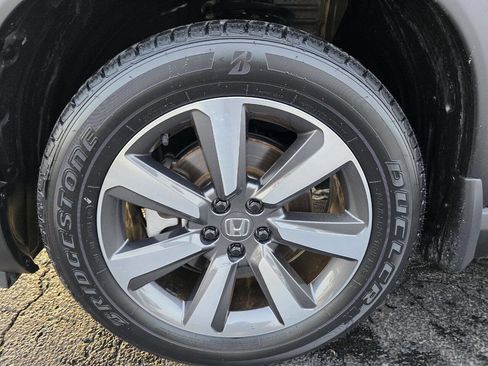 Used 2024 Honda Pilot Touring image 29