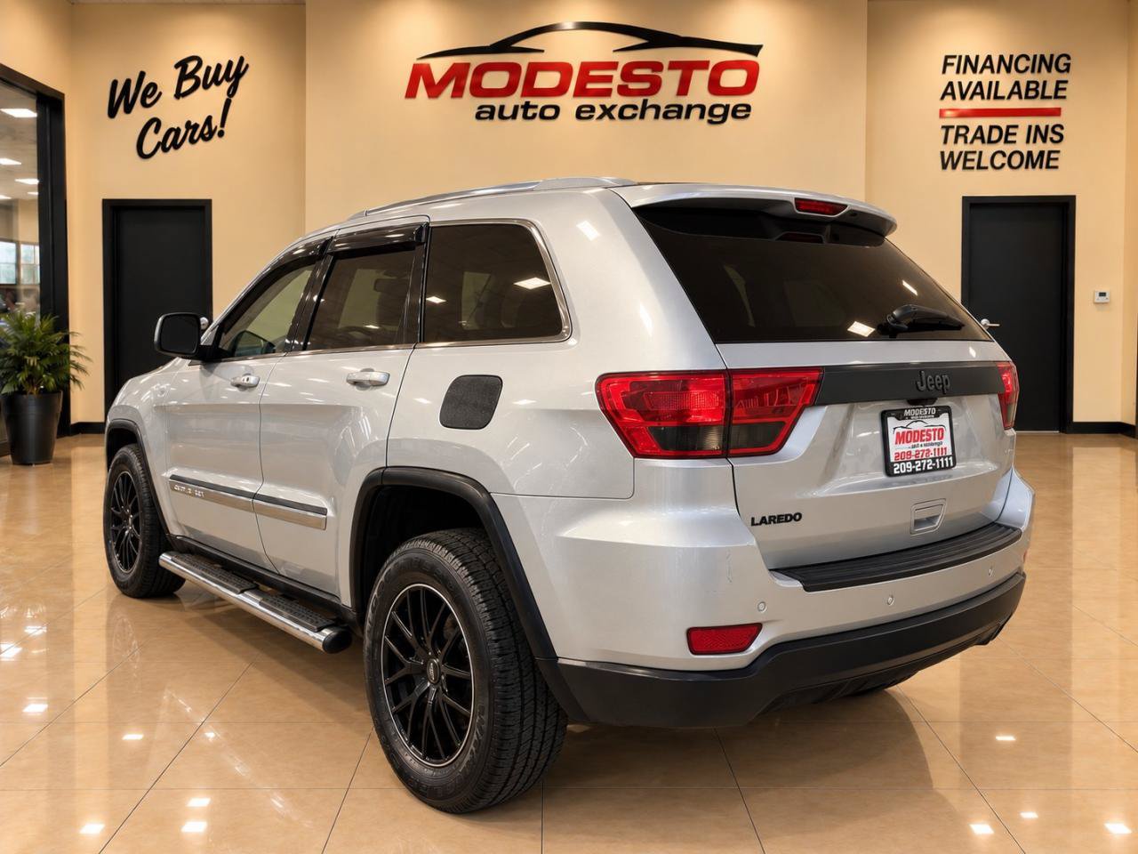 Used 2012 Jeep Grand Cherokee Laredo RWD image 5