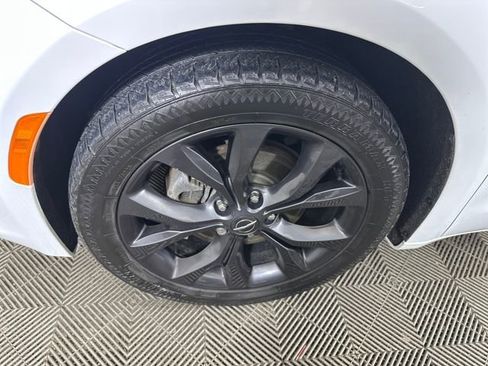 Used 2020 Chrysler Pacifica Touring w/ S Appearance Package image 10