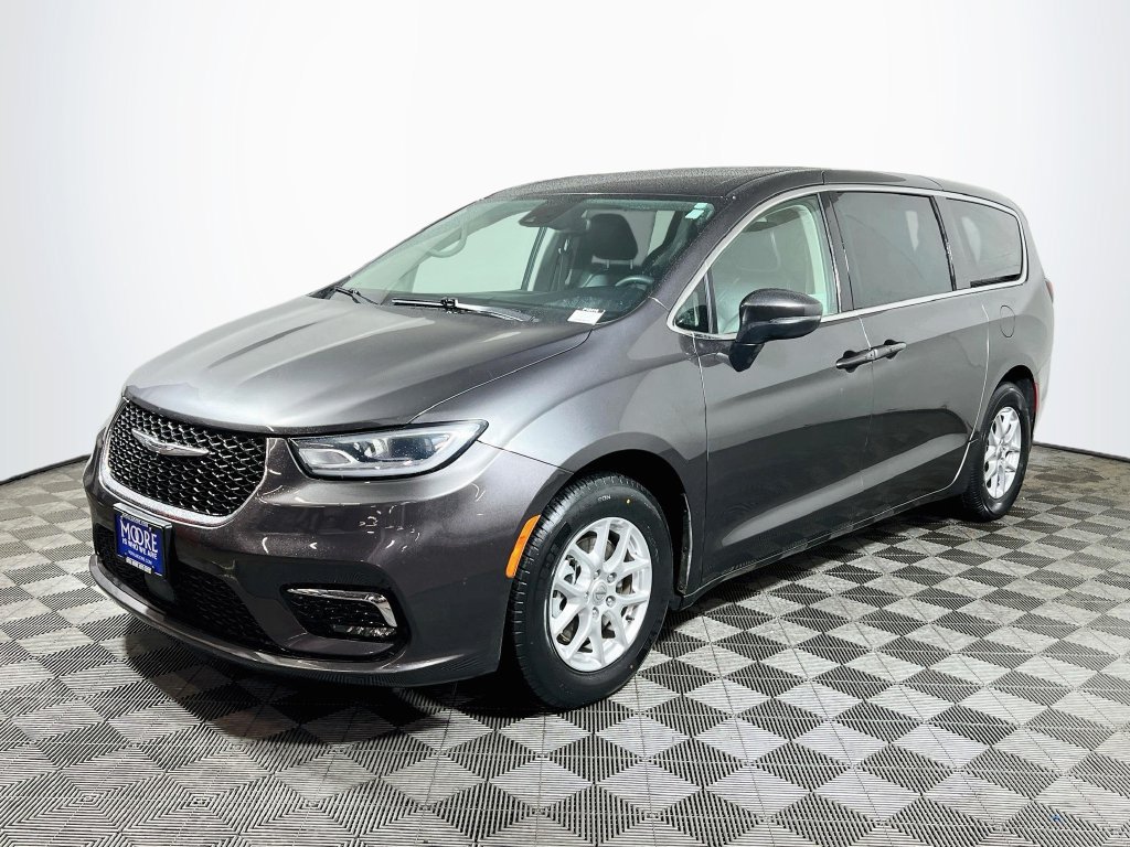 Used 2023 Chrysler Pacifica Touring-L FWD image 3