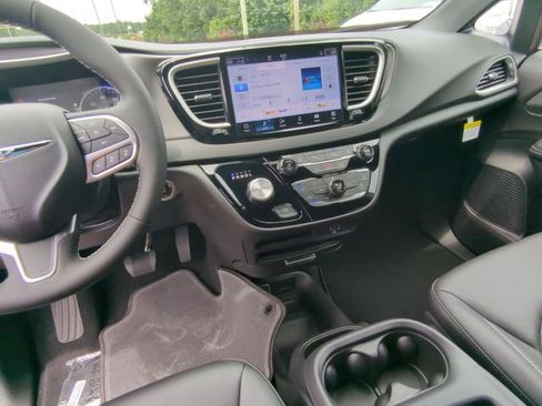 New 2026 Chrysler Voyager LX image 10