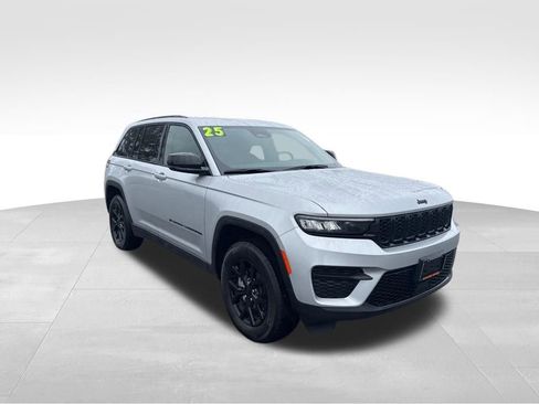 Used 2025 Jeep Grand Cherokee Altitude image 9