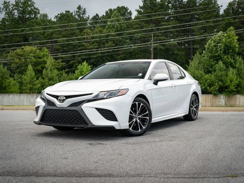 Used 2018 Toyota Camry SE FWD image 1