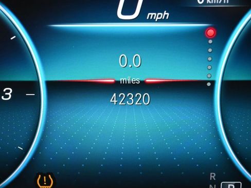 Used 2020 Mercedes-Benz GLB 250 4MATIC w/ Premium Package image 13