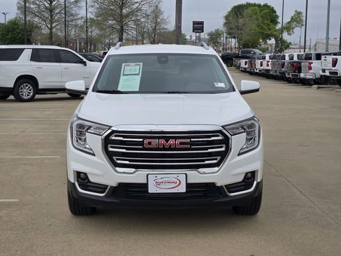 Used 2024 GMC Terrain SLT image 2