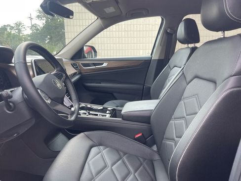 Used 2025 Volkswagen Atlas SE FWD image 12