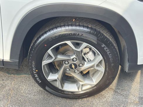 Used 2025 Chevrolet Trax LT w/ LT Convenience Package FWD image 31