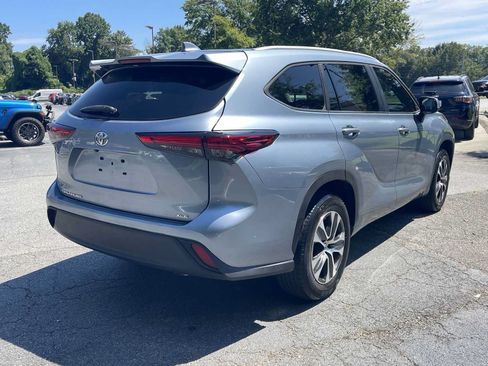 Used 2023 Toyota Highlander XLE FWD image 4