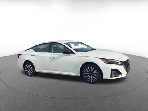 Used 2025 Nissan Altima 2.5 SV image 2