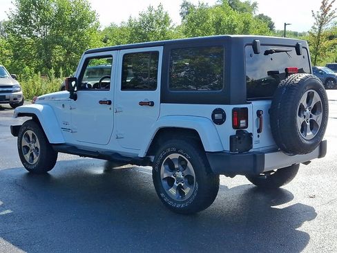 Used 2017 Jeep Wrangler Unlimited Sahara w/ Connectivity Group AWD/4WD image 7