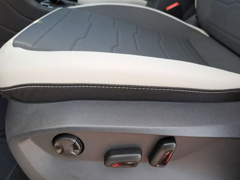 Used 2025 Volkswagen Taos SE w/ Panoramic Sunroof Package image 25