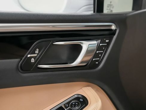 Certified 2025 Porsche Macan AWD/4WD image 22