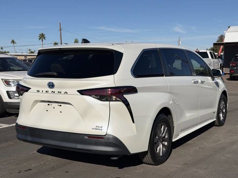 Used 2021 Toyota Sienna XLE image 9