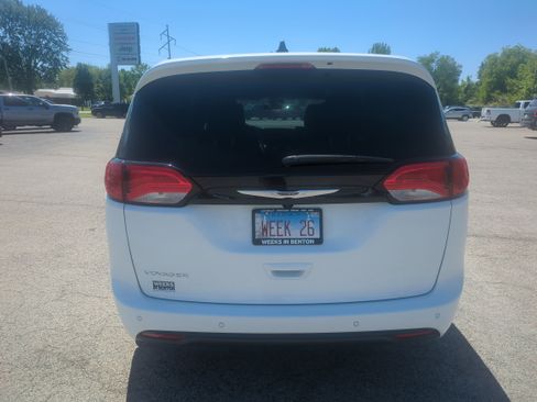 Used 2026 Chrysler Voyager LX FWD image 3