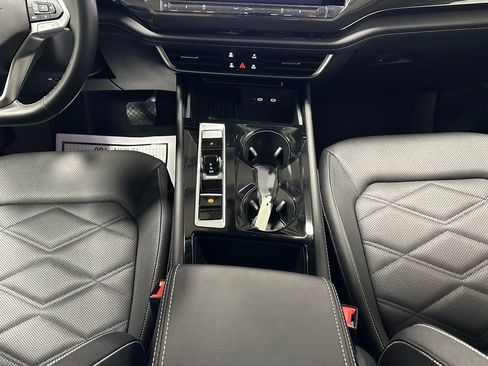 Used 2025 Volkswagen Atlas SE image 40