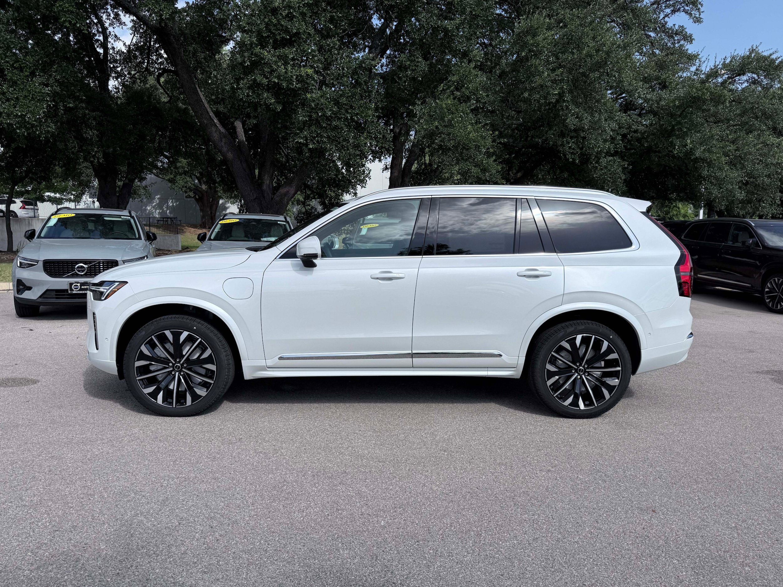 New 2026 Volvo XC90 T8 Plus w/ Protection Package Premier AWD/4WD image 3