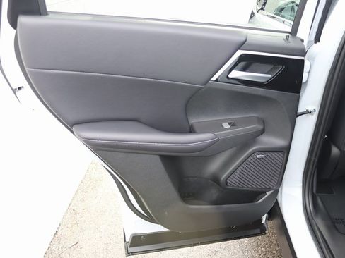 New 2025 Mitsubishi Outlander SE image 23