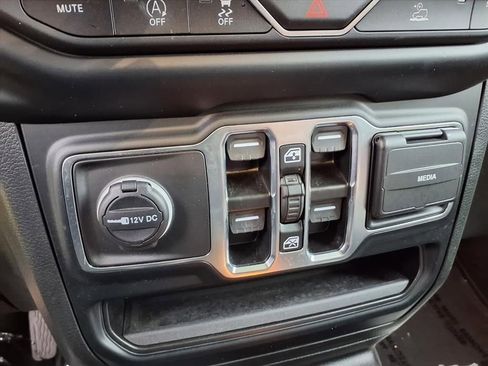 Used 2023 Jeep Gladiator Willys image 9