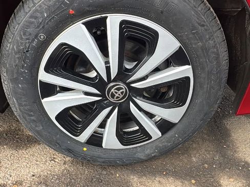 Used 2018 Toyota Prius Prime Plus w/ Carpet Mat Package image 27