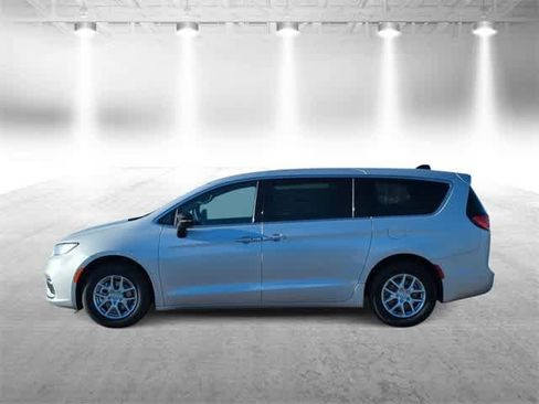 New 2026 Chrysler Pacifica Select image 5