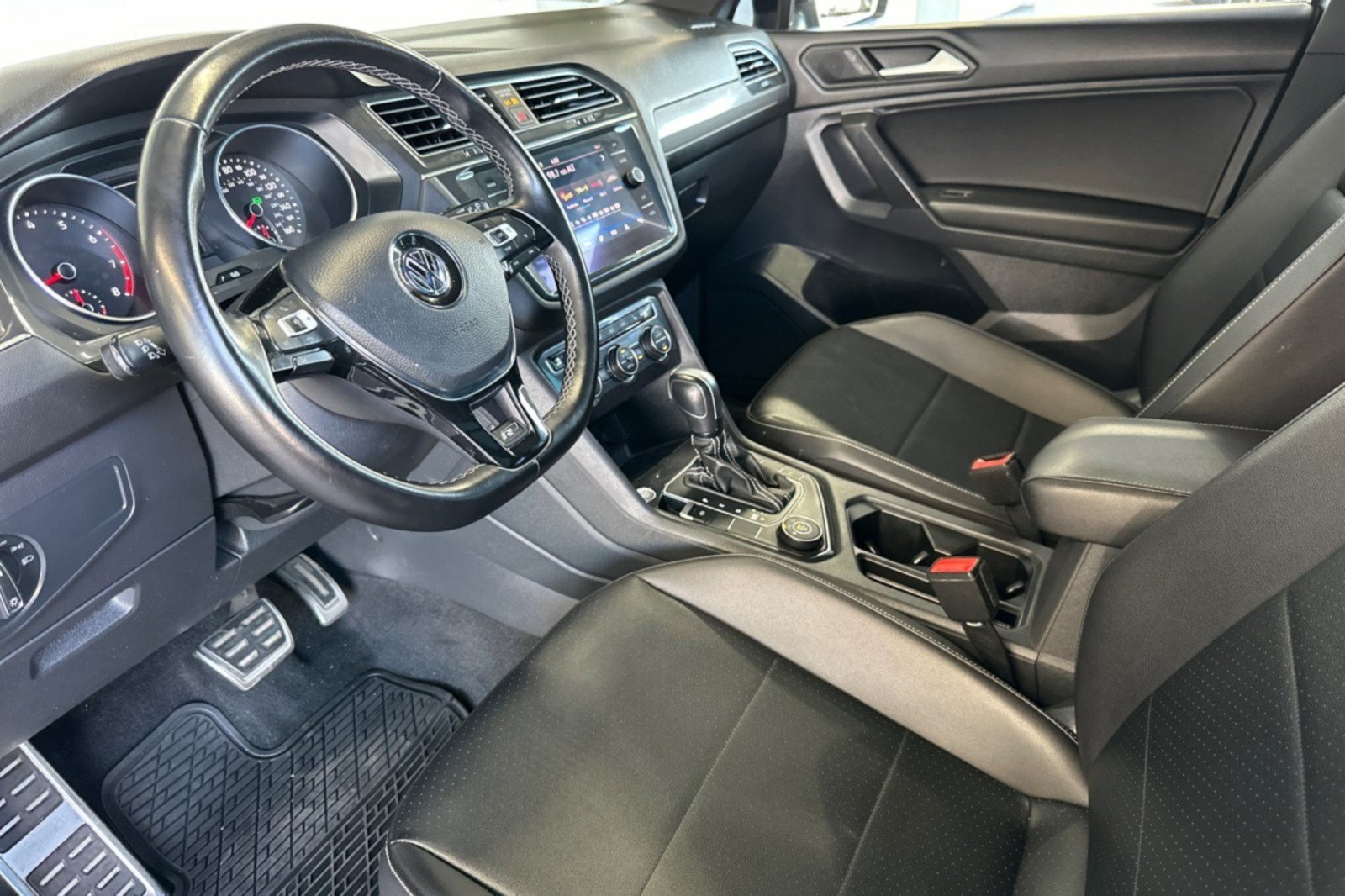 Used 2021 Volkswagen Tiguan SE R-Line AWD/4WD image 9