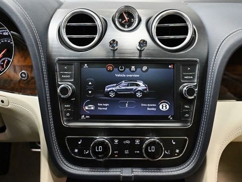 Used 2018 Bentley Bentayga image 26