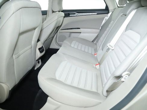 Used 2017 Ford Fusion SE w/ Fusion SE Technology Package image 14