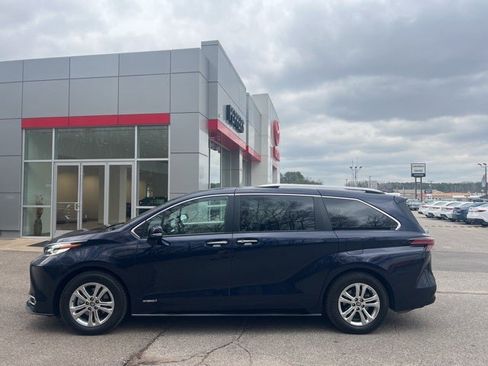Used 2021 Toyota Sienna Platinum image 3