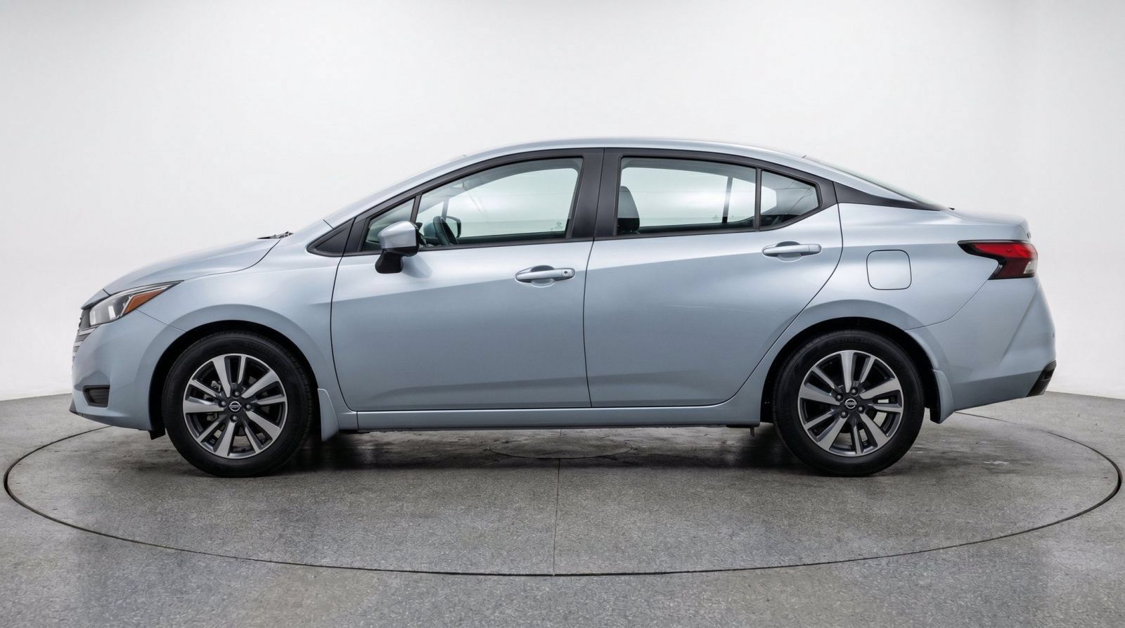 Used 2025 Nissan Versa SV FWD image 4