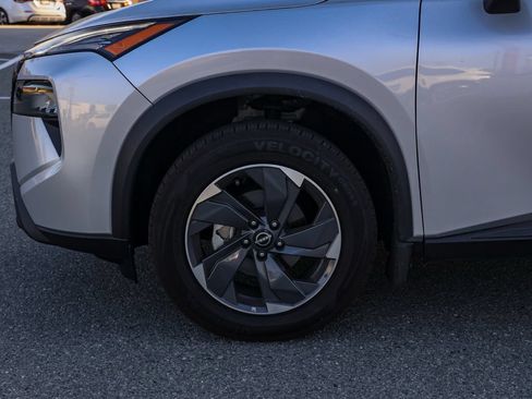 Used 2024 Nissan Rogue SV FWD image 11