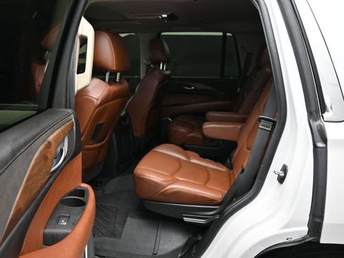 Used 2018 Cadillac Escalade Luxury AWD/4WD image 22
