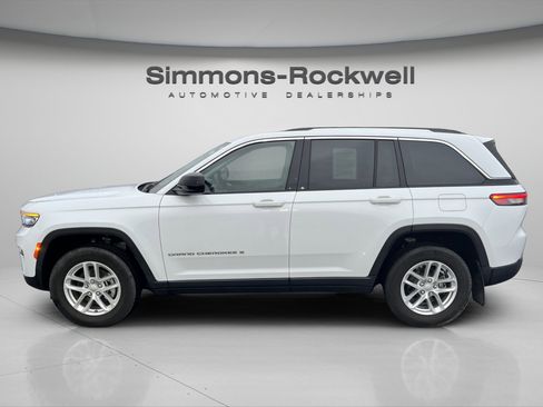 Used 2023 Jeep Grand Cherokee Laredo X AWD/4WD image 2