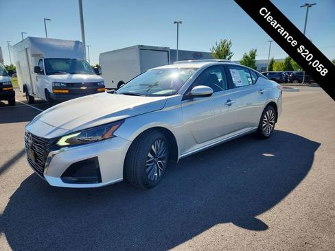 Used 2024 Nissan Altima 2.5 SV w/ SV Premium Package image 4