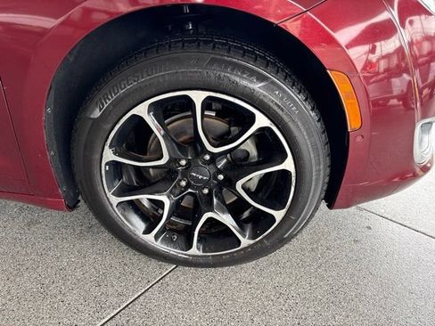 Used 2019 Chrysler Pacifica Touring-L Plus w/ Advanced Safetytec Group FWD image 12