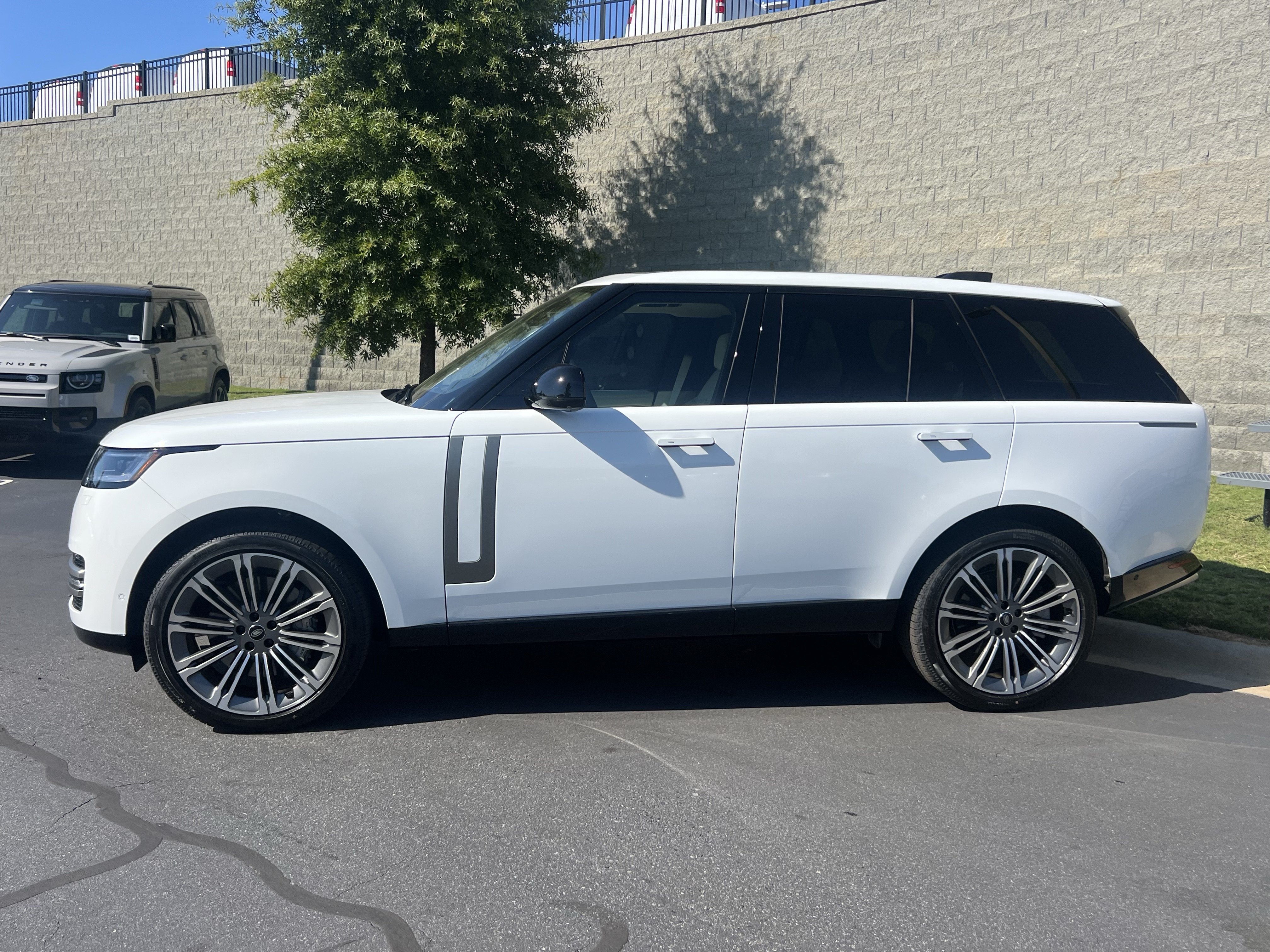 Used 2025 Land Rover Range Rover SE AWD/4WD image 4