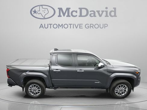 Used 2025 Toyota Tacoma Limited AWD/4WD image 40