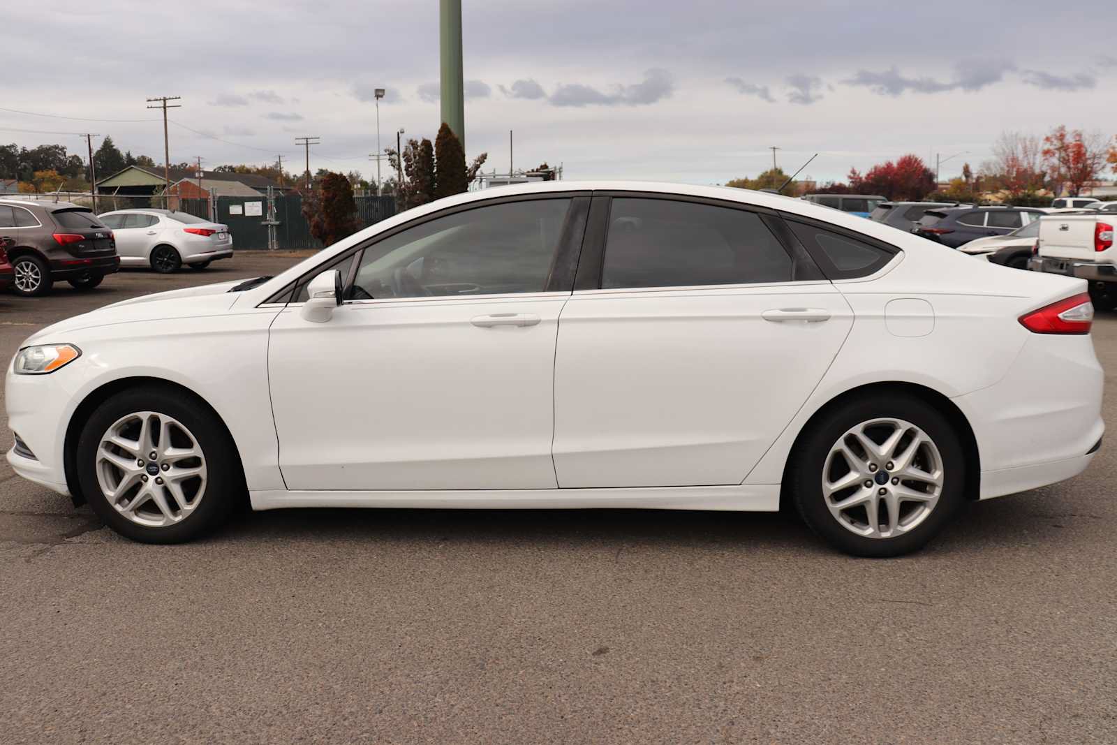 Used 2016 Ford Fusion SE FWD image 8