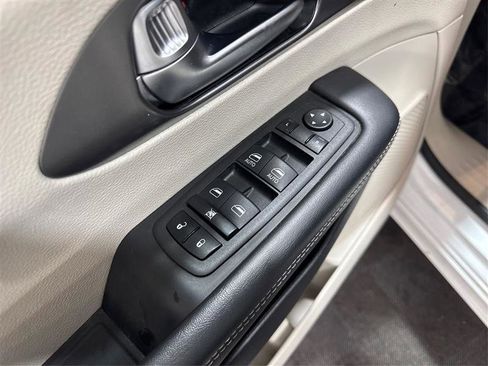 Used 2023 Chrysler Pacifica Touring-L image 34