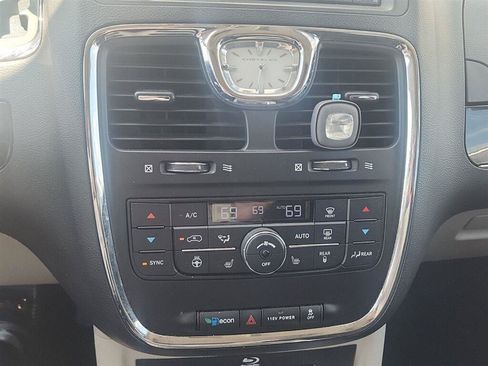 Used 2016 Chrysler Town & Country Limited FWD image 9