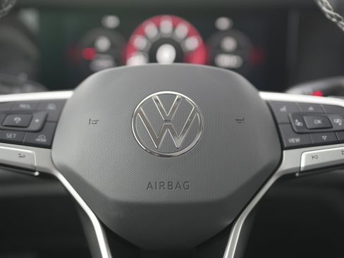 New 2025 Volkswagen Tiguan SE image 19