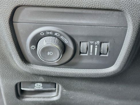 Used 2023 Jeep Grand Cherokee L Limited AWD/4WD image 17