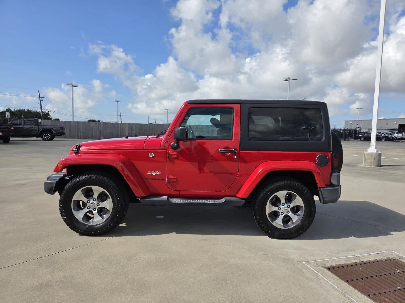 Used 2018 Jeep Wrangler Sahara w/ Connectivity Group AWD/4WD image 2